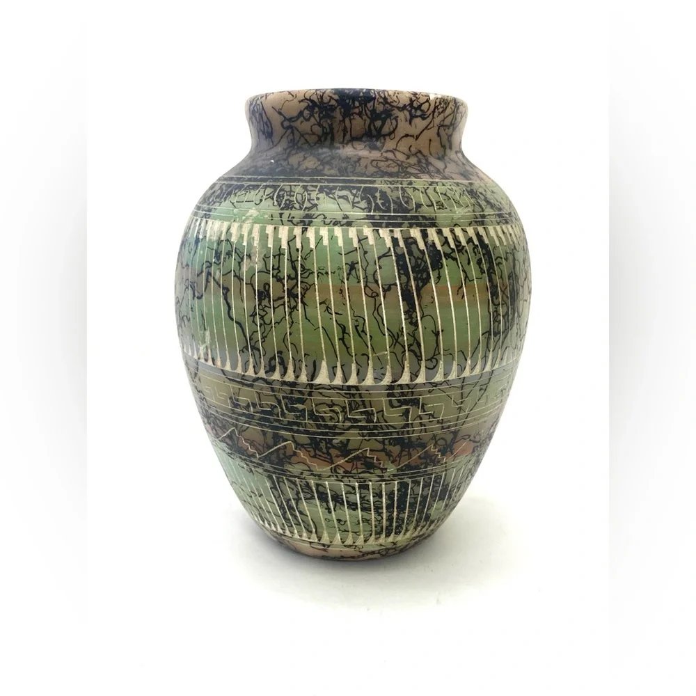 Dina Johnson Native American Navajo Indian Horse Hair Pottery Vase Artist Signed